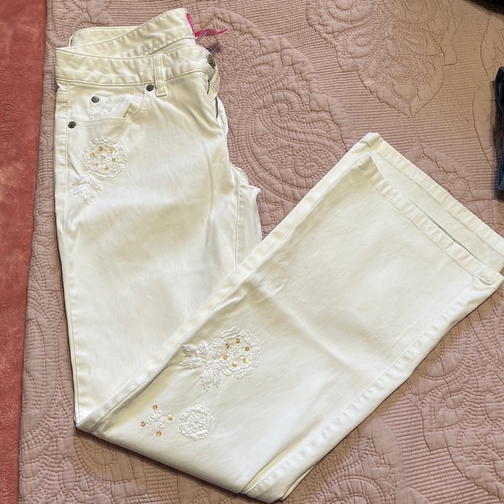 The limited white jeans. With white thread details and gold sequin. Size 8.